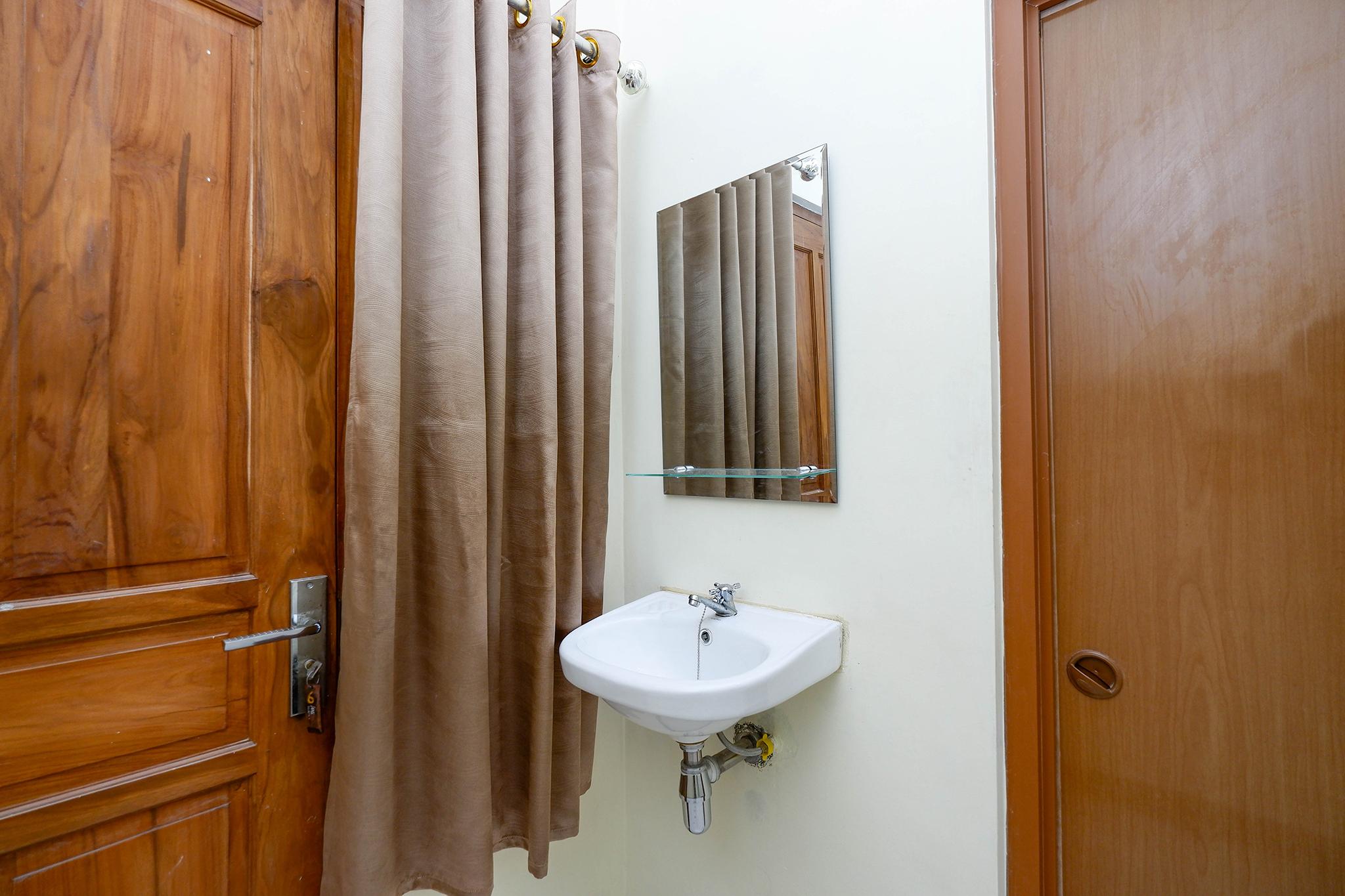 Super Oyo Capital O 2258 Santana Syariah Guest House Kartosuro Zewnętrze zdjęcie